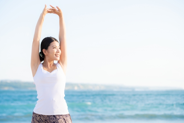 海辺でヨガをする女性